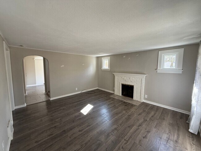 Building Photo - 3 bed 1 bath Brick Bungalow in Forest Hills