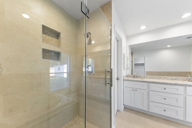 Building Photo - 802 Foxglove Dr