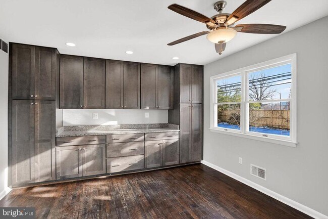 Building Photo - 927 Juliet Ln