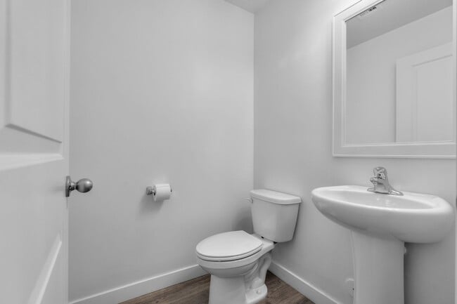 Building Photo - Comfortable and Spacious 4-Bedroom Townhom...