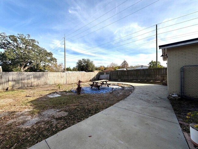 Building Photo - 565 Forrest Dr