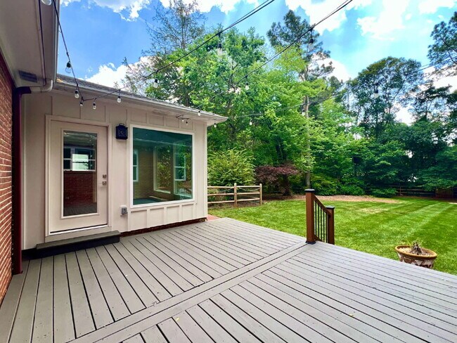 Building Photo - LUXURIOUS LANSDOWNE RETREAT!