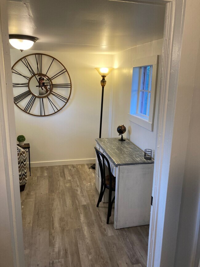 Building Photo - 405 W Aspen Ave