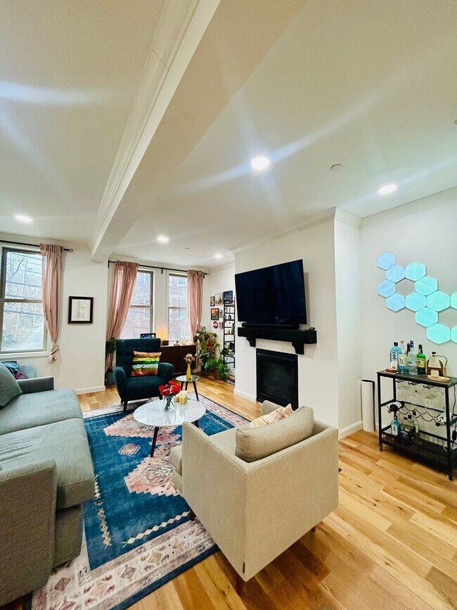 Building Photo - Available Now! 4 Bedroom 3.5 Bath Townhome...