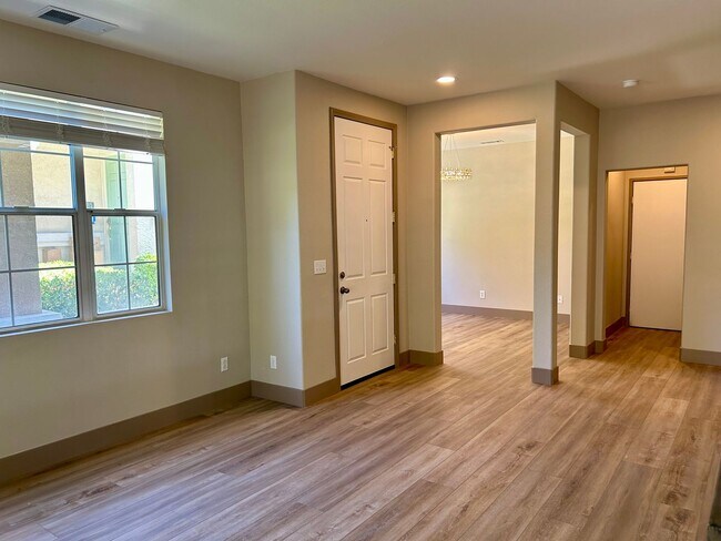 Building Photo - Remodeled and Comfortable Townhome