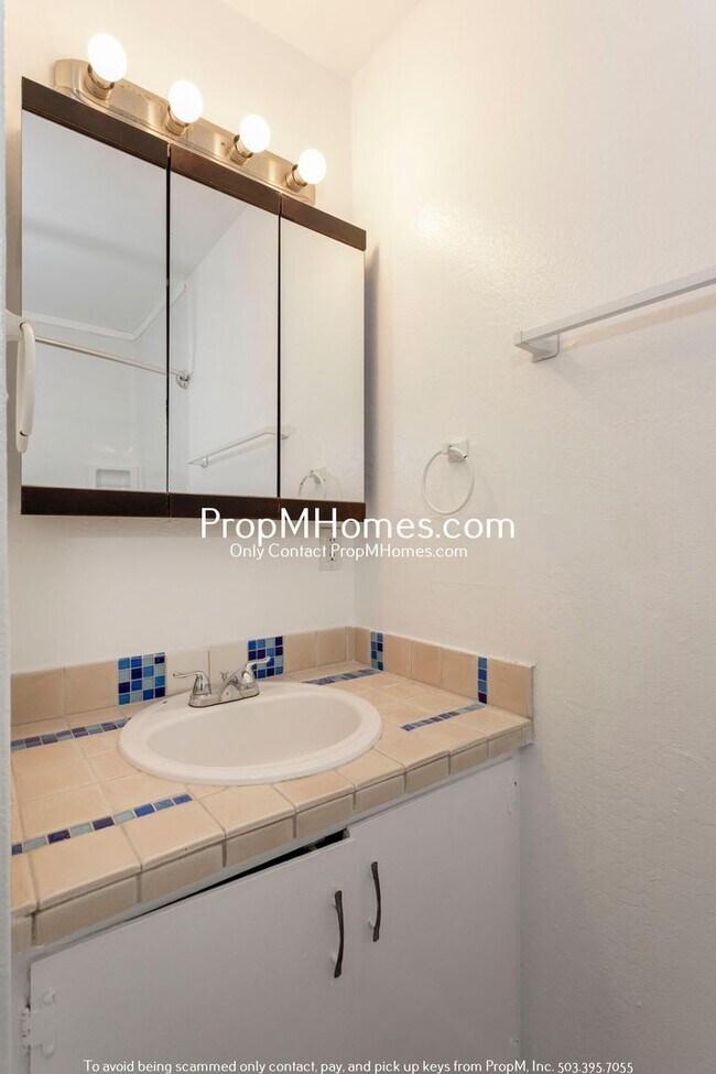 Building Photo - Freshly Renovated 2-Bedroom Apartment in C...