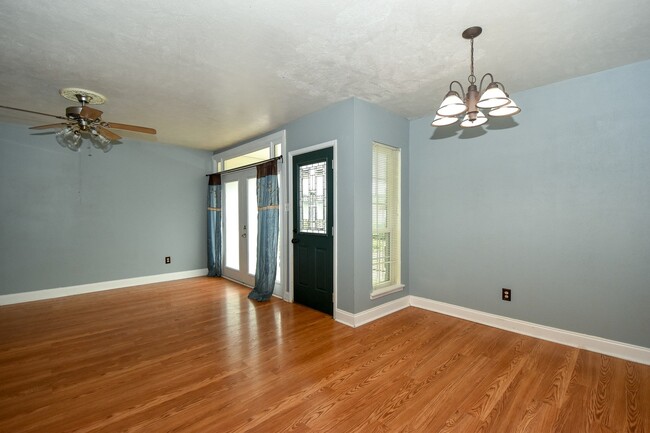 Building Photo - NICE 2 BEDROOM 1.5 BATH CONDO IN GREENWAY ...