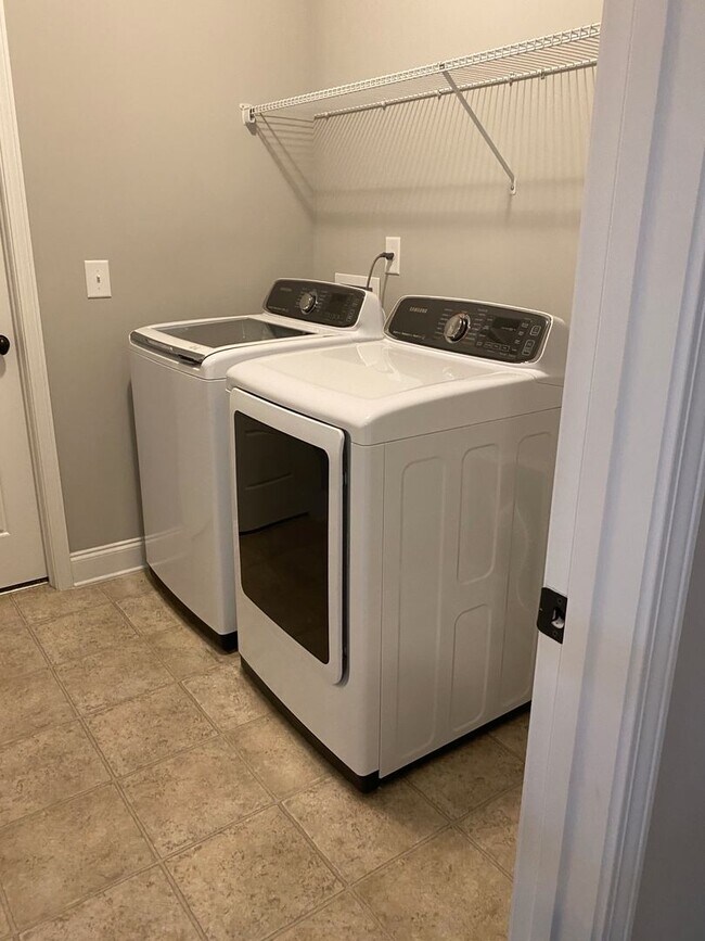 Building Photo - Spacious 5-Bedroom Home with Open Foyer - Move-In Ready! **Close to Fort Gordon, Hospitals, and I...