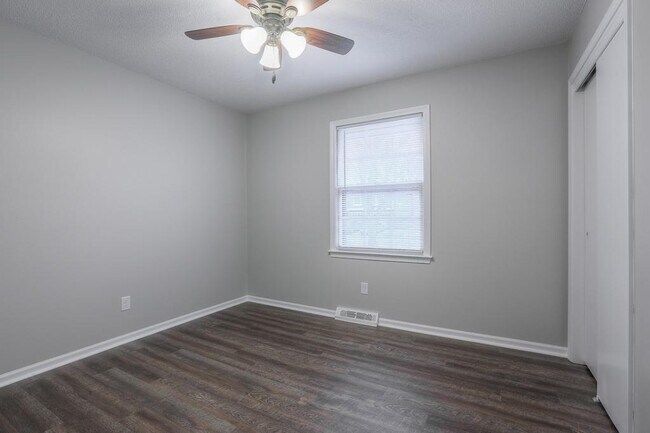 Building Photo - 6725 NW Hilldale Dr