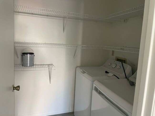 Building Photo - 1 Bedroom/1 Bath Villa with Private Courtyard