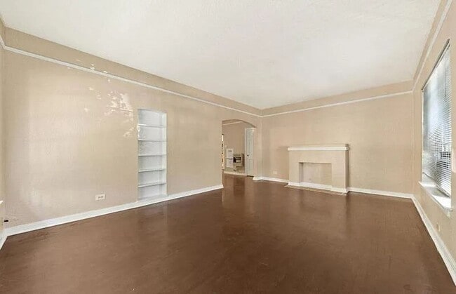 Building Photo - 268 E Lullwood Ave