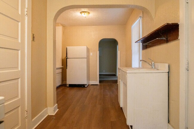 Building Photo - 311 Hart St