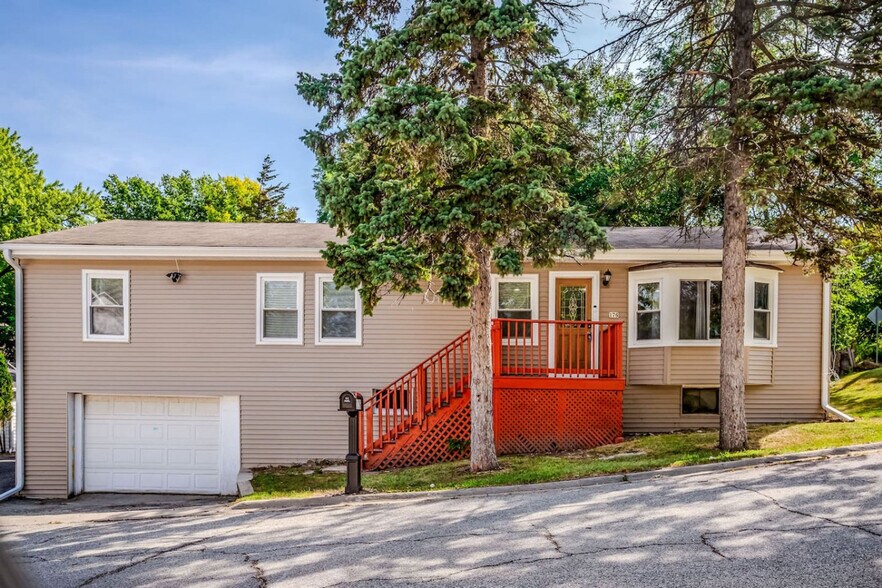 Building Photo - 176 Grand Ave