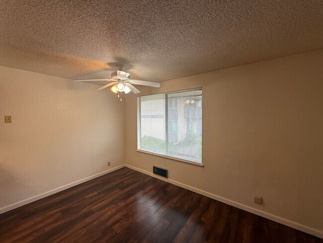 Building Photo - Charming 2 bed, 1 bath Lynnwood Condo, $1725/mo.