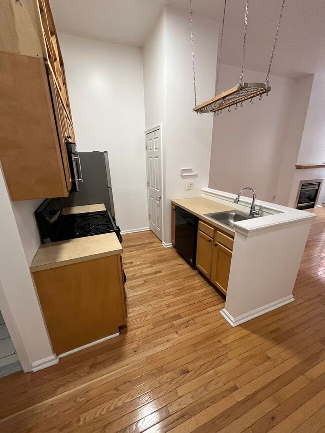 Building Photo - Bright Old City Loft