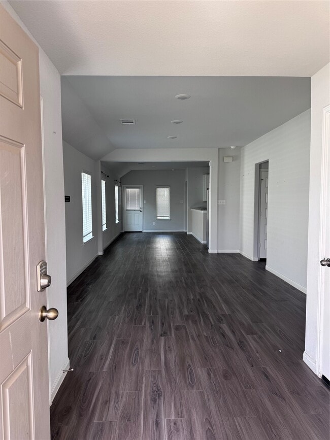 Building Photo - 2217 Middle Rdg Dr