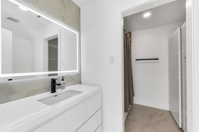 Building Photo - 1813 Crockett St