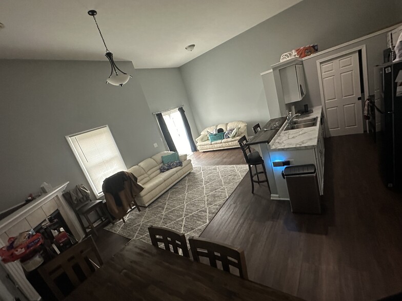 Dining room/ kitchen / laundry room - 250 Parktrail Rd