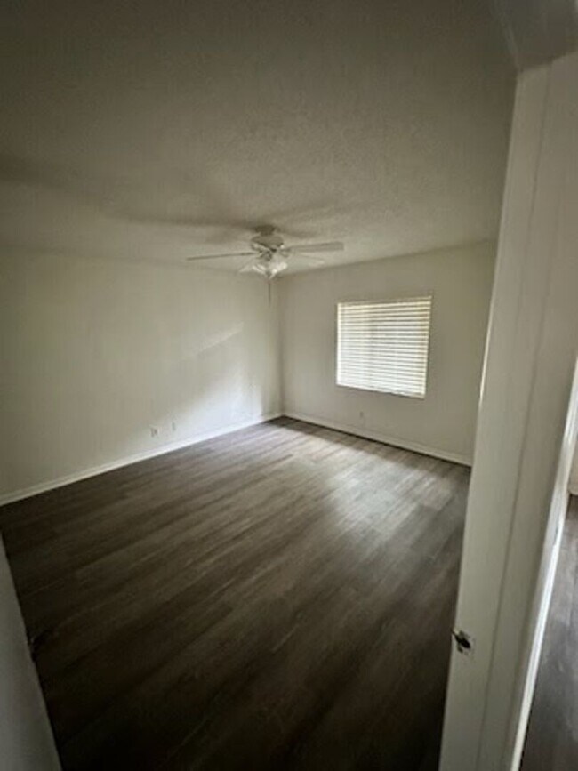 Building Photo - Beautiful home with backyard!