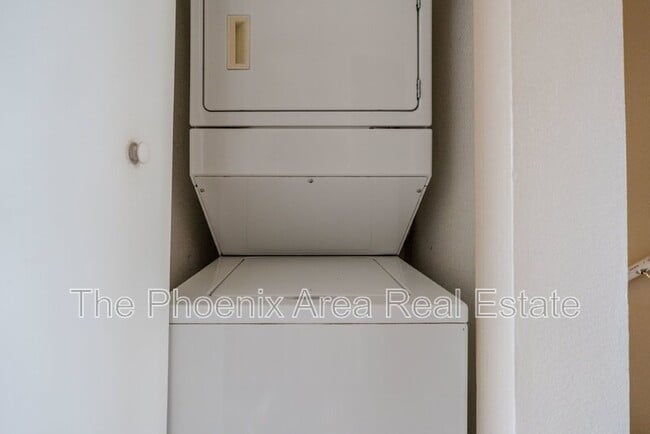 Building Photo - 2985 N Oregon St