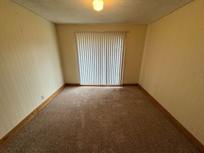Building Photo - **Half off Third Months Rent** Milwaukie T...