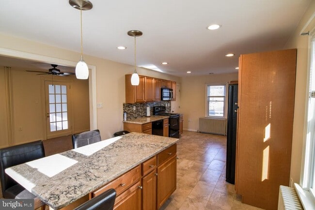 Building Photo - 1071 W Bristol Rd