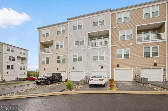 Building Photo - 12854 Cloverleaf Center Drive