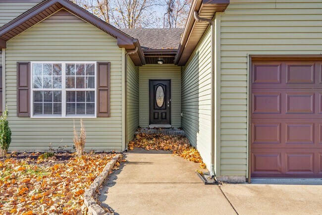 Building Photo - Pet Friendly Three Bedroom!