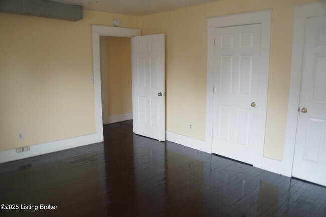 Building Photo - 226 W Burnett Ave