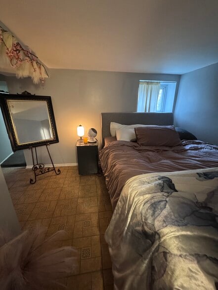 Building Photo - 4325 N Wolcott Ave