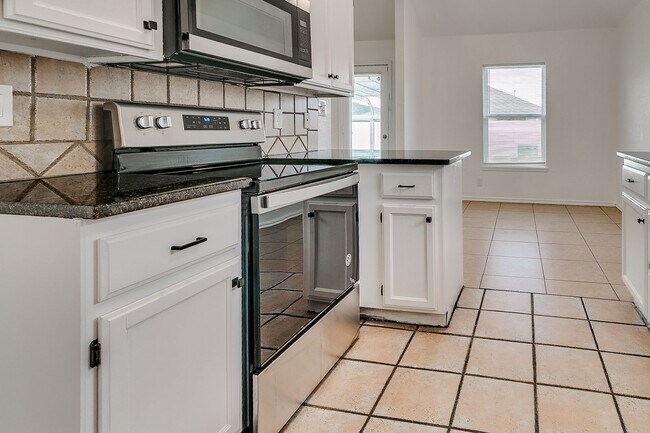 Building Photo - Great Freshly updated 3 bed 2 bath!