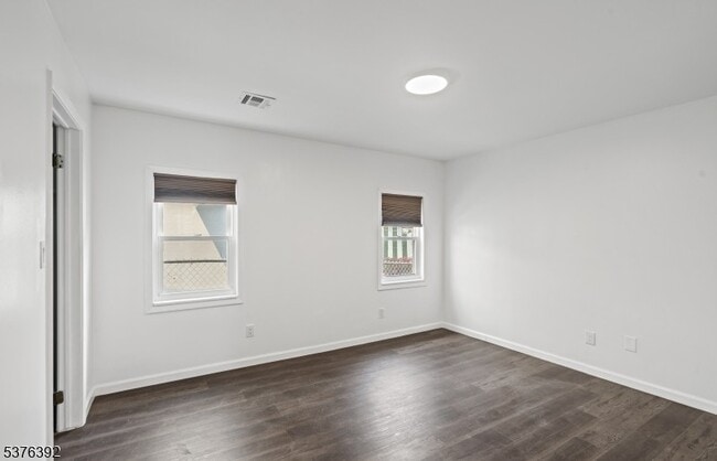Building Photo - 702 4th Ave