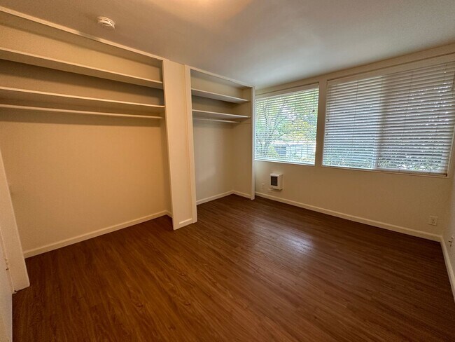 Building Photo - South Tabor 3 Bedroom 1.5 Bath Duplex Unit...