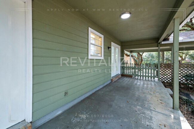Building Photo - Sweet Cottage-esque 3-Bed 2-Bath in Daphne!