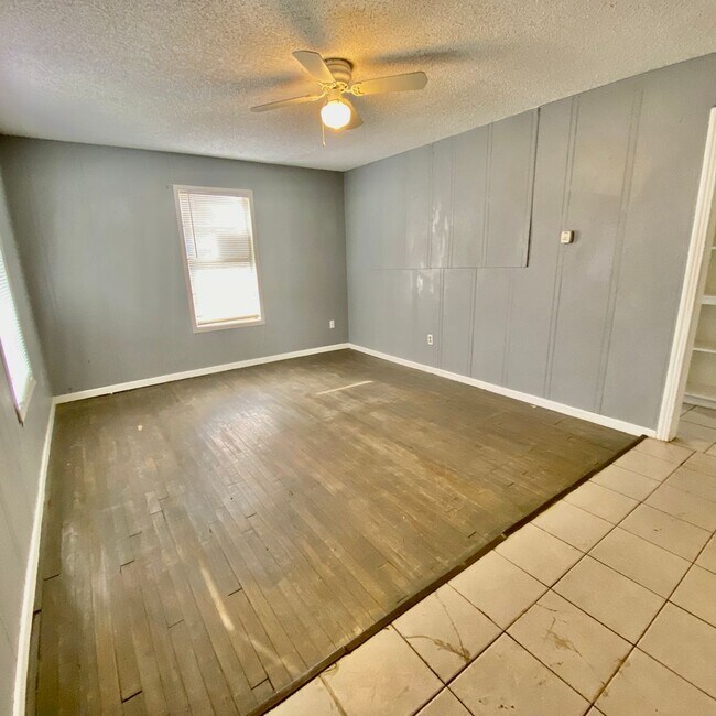 Building Photo - Handyman Special $0 First Month's Rent / “...