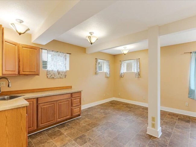 Building Photo - Charming two bedroom house in Vancouver wi...