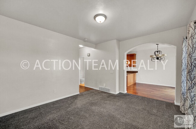 Building Photo - Mid-Row Townhome in Riverton