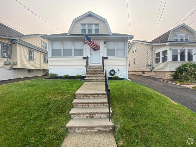 Building Photo - 617 Twain Pl