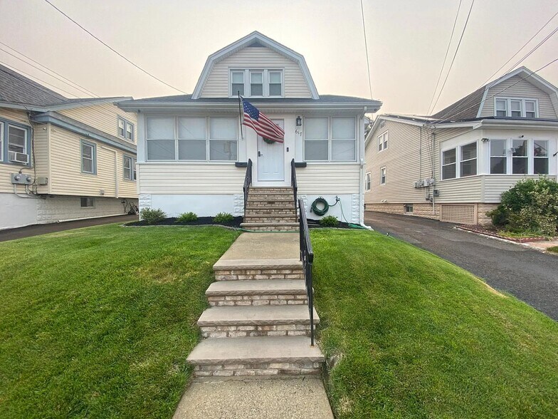 Primary Photo - 617 Twain Pl