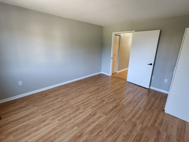 Building Photo - 3 bedroom Kenosha condo
