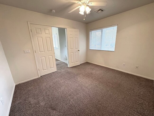 Building Photo - 3 bedroom plus den, 2 bath, on the golf co...
