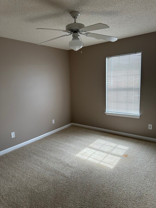 Building Photo - 1216 Goldridge Dr SW
