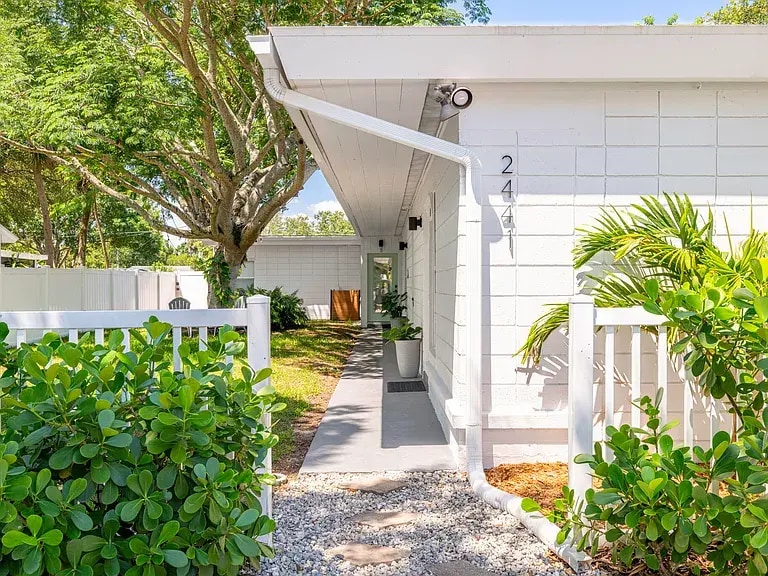 Building Photo - 2441 Granada Ave