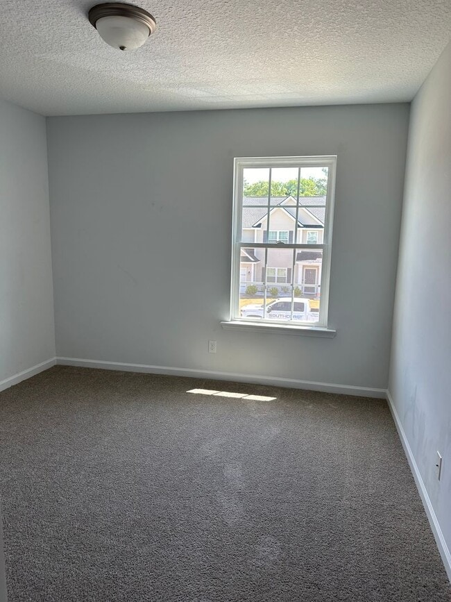 Building Photo - Tranquil South Retreat: Spacious 5-Bed Home with Fenced Yard, Pet-Friendly, Washer/Dryer Included