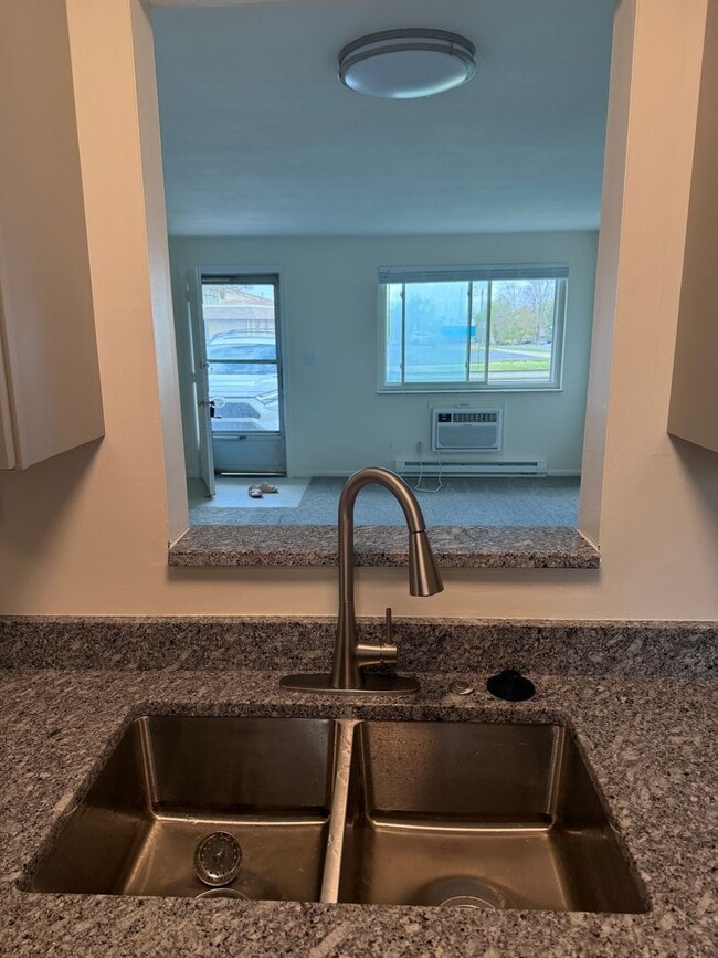 Building Photo - Riverside 2 bedroom/ 1.5 bath Newly Renovated