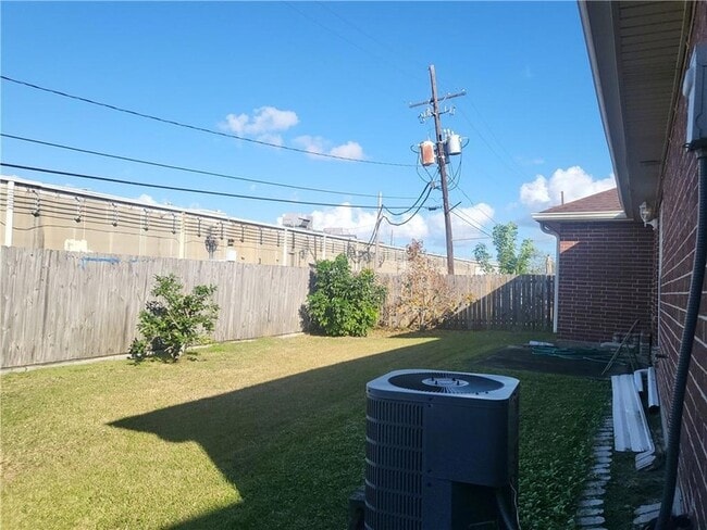 Building Photo - 827 Charlie Dr