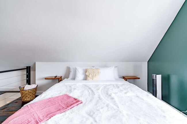 Building Photo - 98 Brickel St