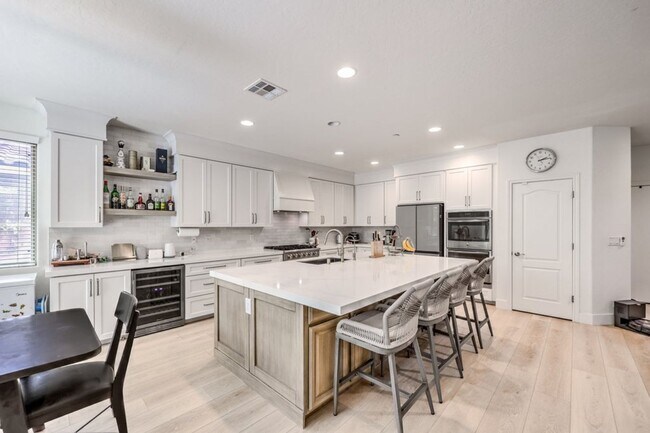 Building Photo - Elegant 5-Bedroom Henderson Home in the Heart of Green Valley