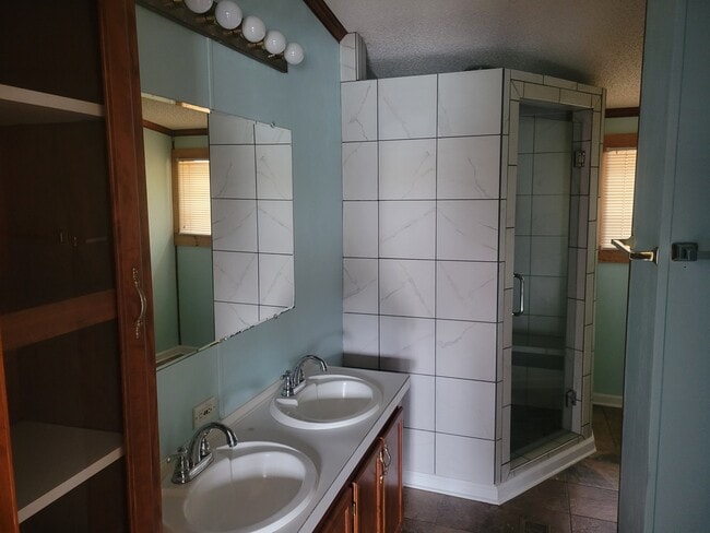 Building Photo - 427 4th St