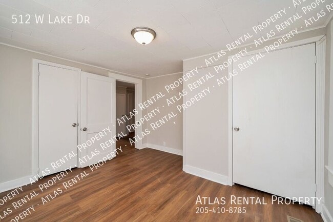 Building Photo - 512 W Lake Dr